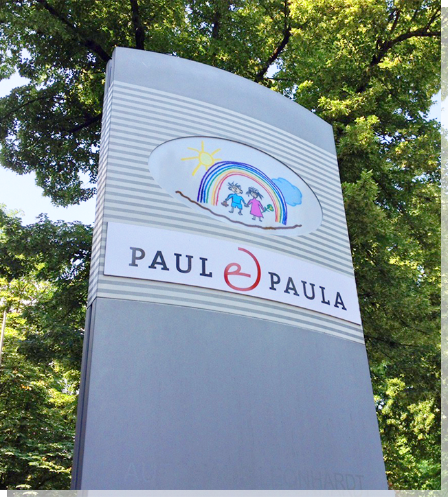 Schild der Kita Paul und Paula mit Logo