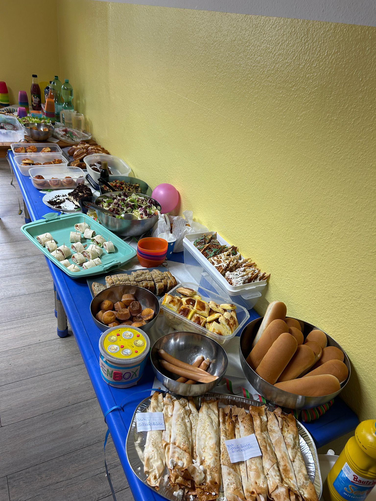 Vielfältiges Buffet beim Sommerfest in der Kita Paul und Paula 1 mit selbstgemachten Speisen