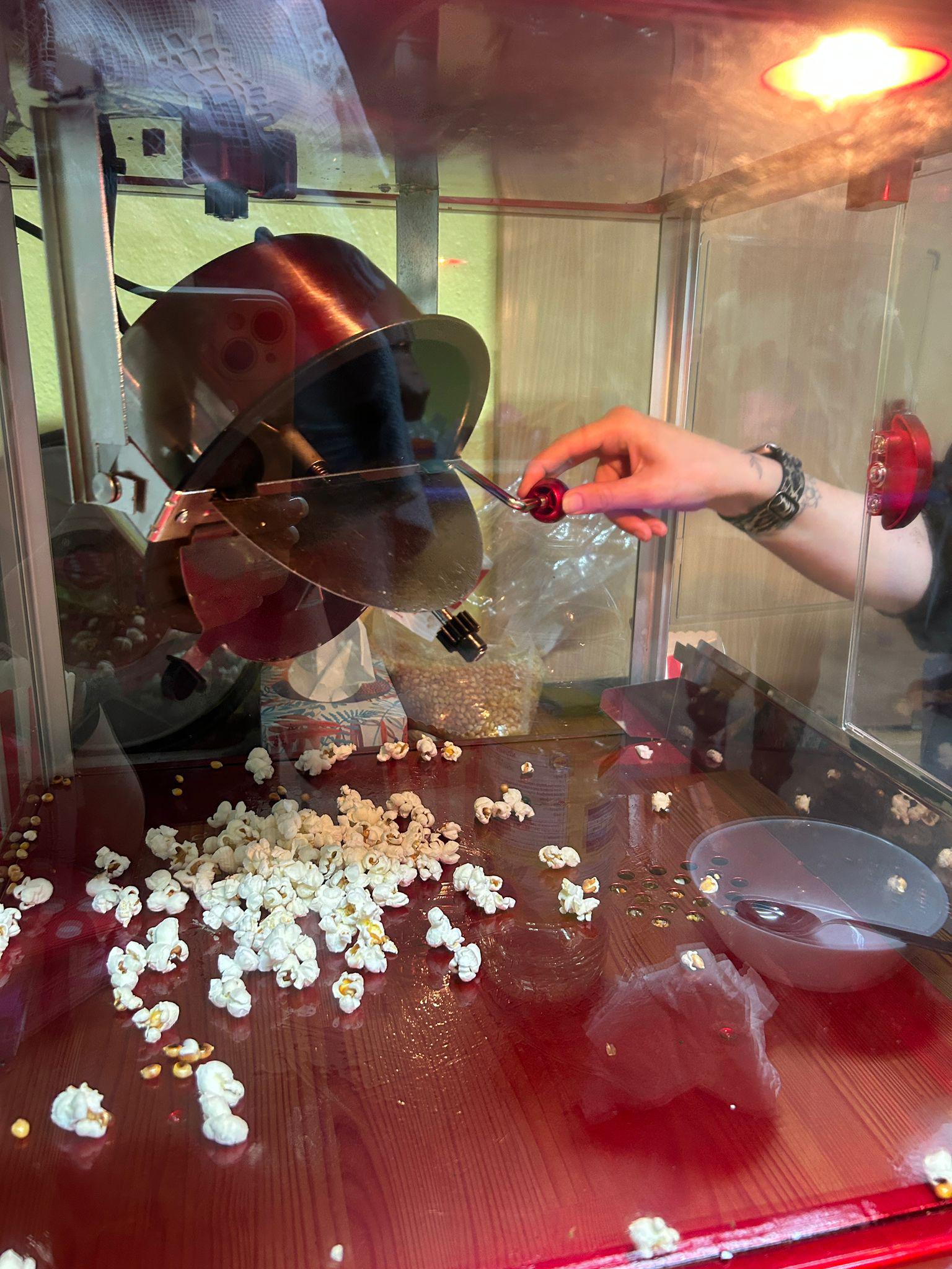 Popcornmaschine beim Sommerfest in der Kita Paul und Paula 1 in Betrieb