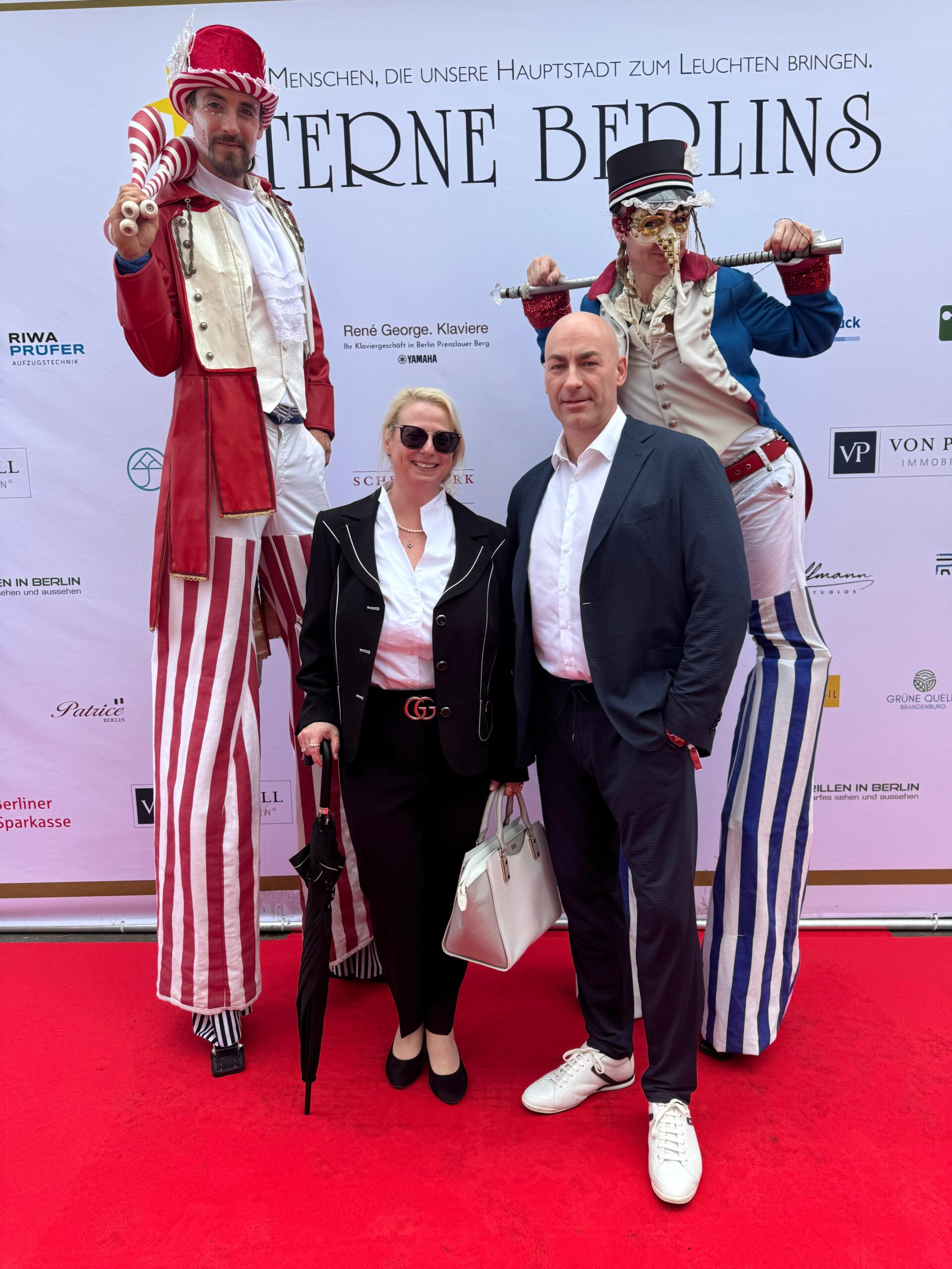 Kitas Paul und Paula beim Sommerfest Sterne Berlins auf dem roten Teppich mit Stelzenkünstlern