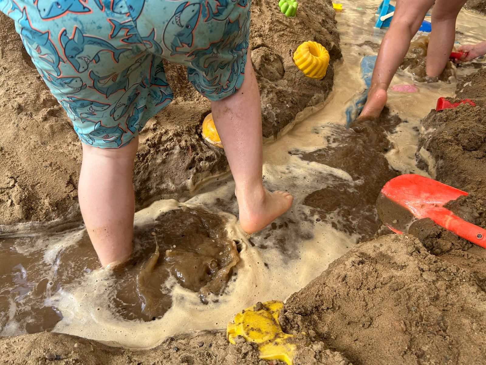 Spielspass im Sommer in der Kita Paul und Paula 1 mit Wassergraben